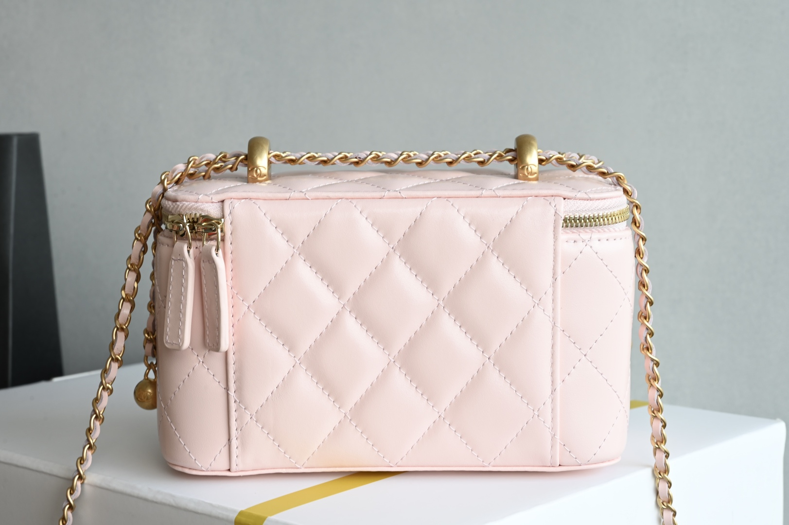 白金版▪️正品级 包装如图新品到货🆕𝗖𝗵𝗮𝗻𝗲𝟭 𝟮𝟓𝐬 粉色全新版本小金球双珠链条化妆包 小金珠链条新