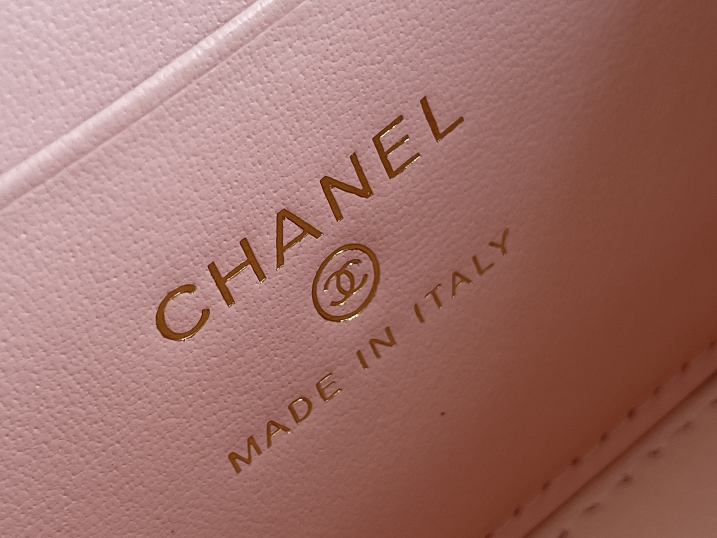 白金版▪️正品级 包装如图新品到货🆕𝗖𝗵𝗮𝗻𝗲𝟭 𝟮𝟓𝐬 粉色全新版本小金球双珠链条化妆包 小金珠链条新