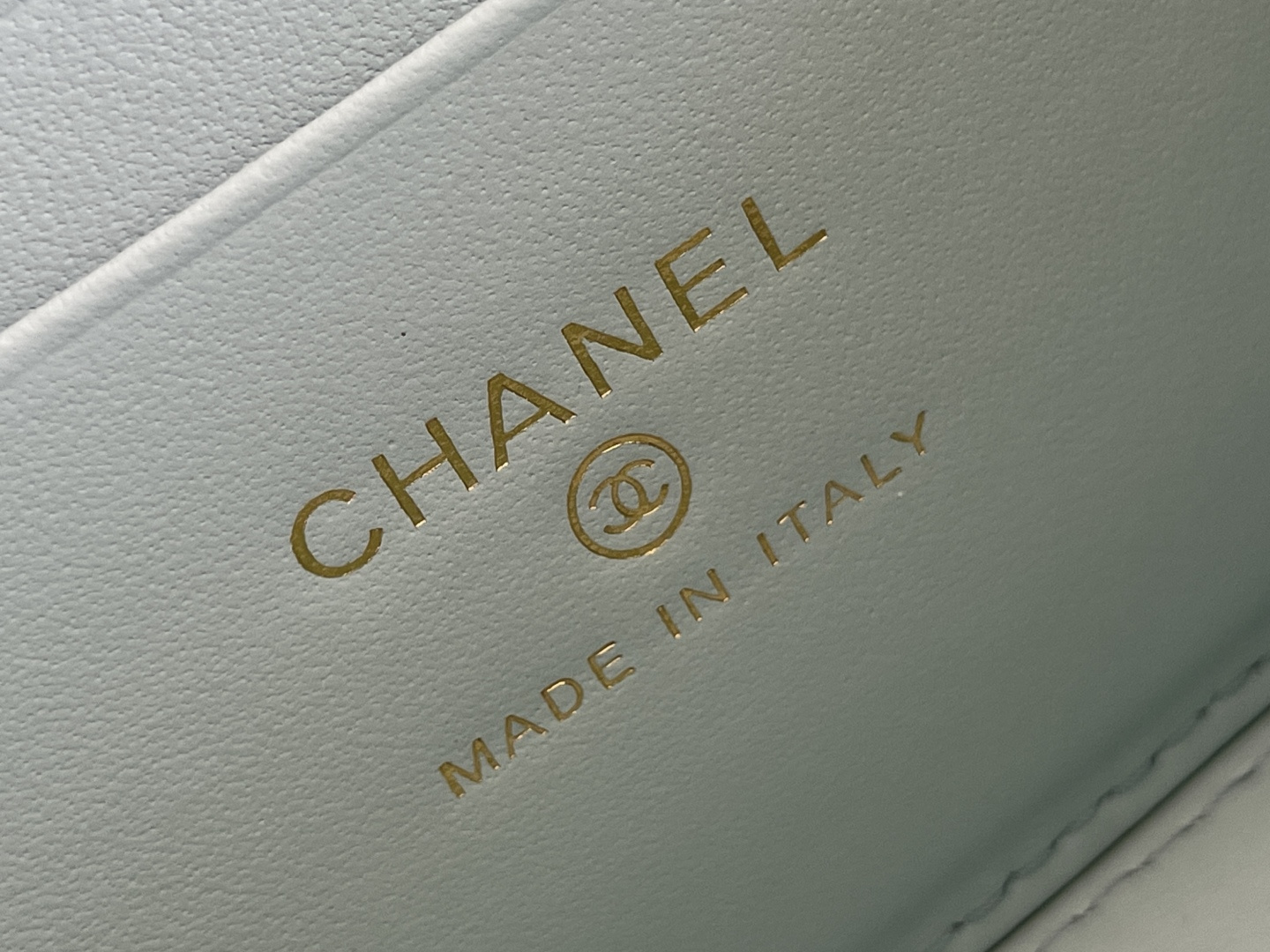 白金版▪️正品级 包装如图新品到货🆕𝗖𝗵𝗮𝗻𝗲𝟭 𝟮𝟓𝐬 浅蓝全新版本小金球双珠链条化妆包 小金珠链条新