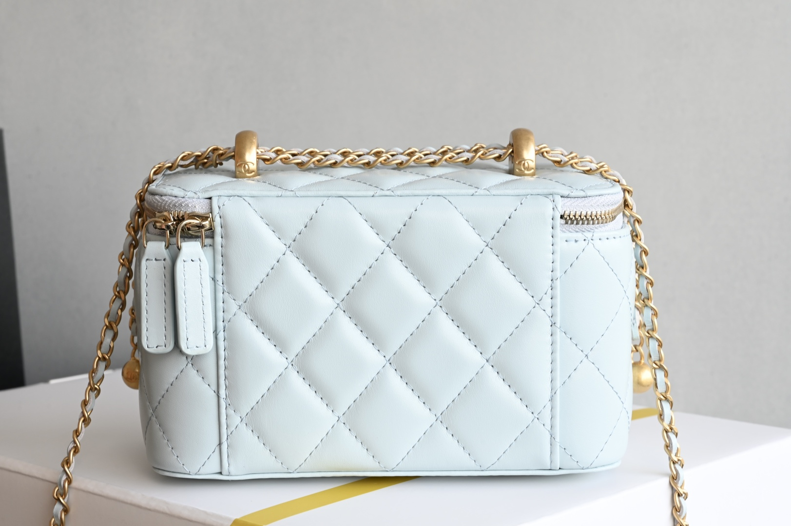 白金版▪️正品级 包装如图新品到货🆕𝗖𝗵𝗮𝗻𝗲𝟭 𝟮𝟓𝐬 浅蓝全新版本小金球双珠链条化妆包 小金珠链条新