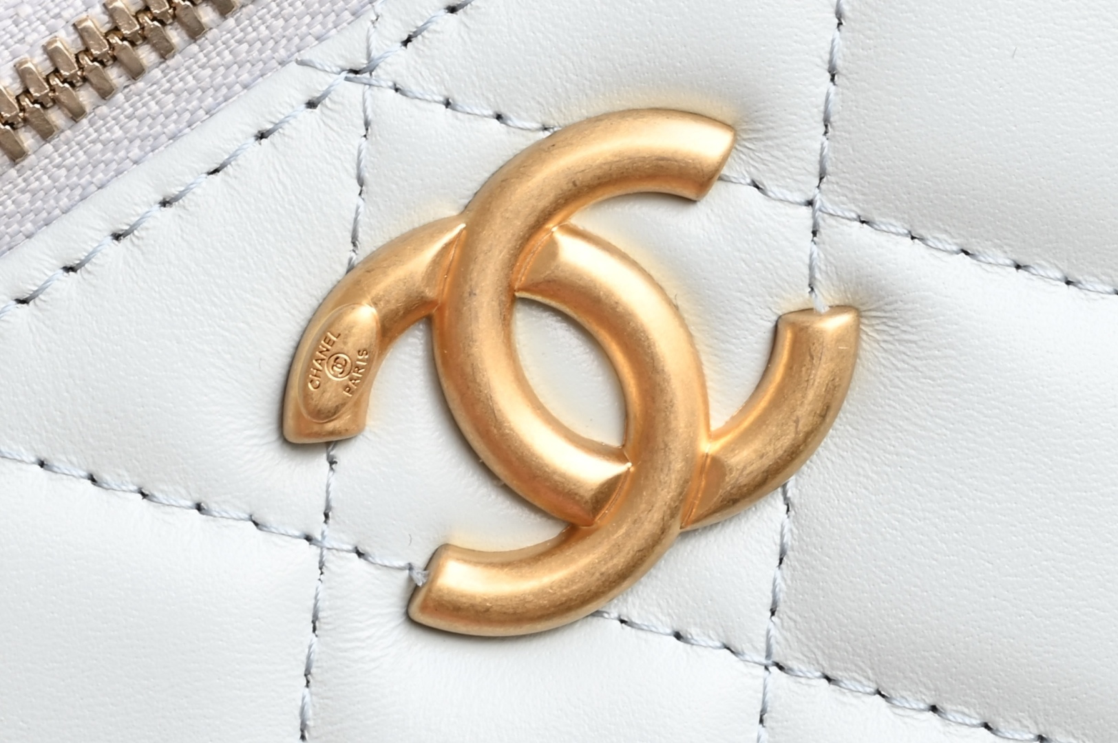 白金版▪️正品级 包装如图新品到货🆕𝗖𝗵𝗮𝗻𝗲𝟭 𝟮𝟓𝐬 浅蓝全新版本小金球双珠链条化妆包 小金珠链条新