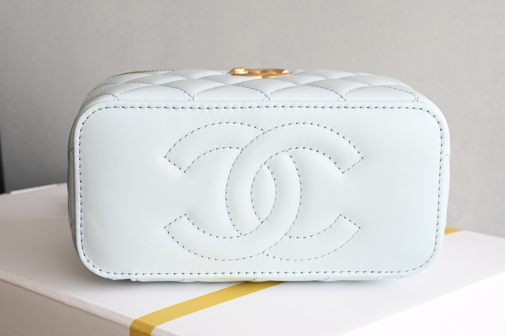 白金版▪️正品级 包装如图新品到货🆕𝗖𝗵𝗮𝗻𝗲𝟭 𝟮𝟓𝐬 浅蓝全新版本小金球双珠链条化妆包 小金珠链条新