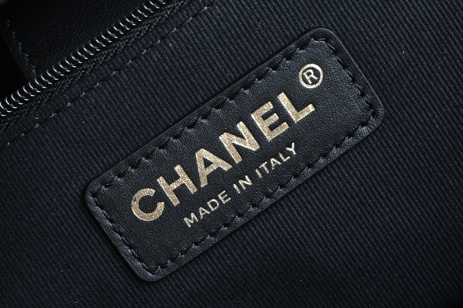 白金版▪️正品级 包装如图全新到货🆕𝗖𝗵𝗮𝗻𝗲𝟭 𝟮𝟱𝗔购物袋𝗁𝗈𝖻𝗈小号 黑色拼接专柜售价𝟧𝟨𝟢𝟢𝟢𝗋