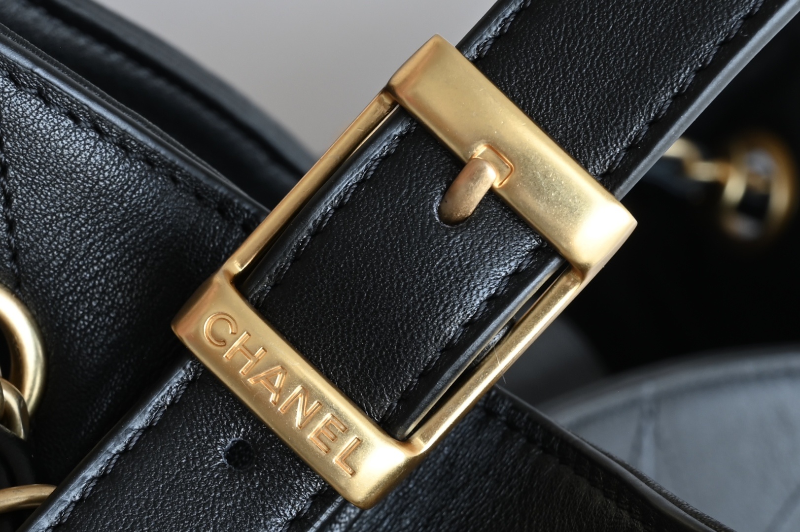 白金版▪️正品级 包装如图全新到货🆕𝗖𝗵𝗮𝗻𝗲𝟭 𝟮𝟱𝗔购物袋𝗁𝗈𝖻𝗈小号 黑色拼接专柜售价𝟧𝟨𝟢𝟢𝟢𝗋