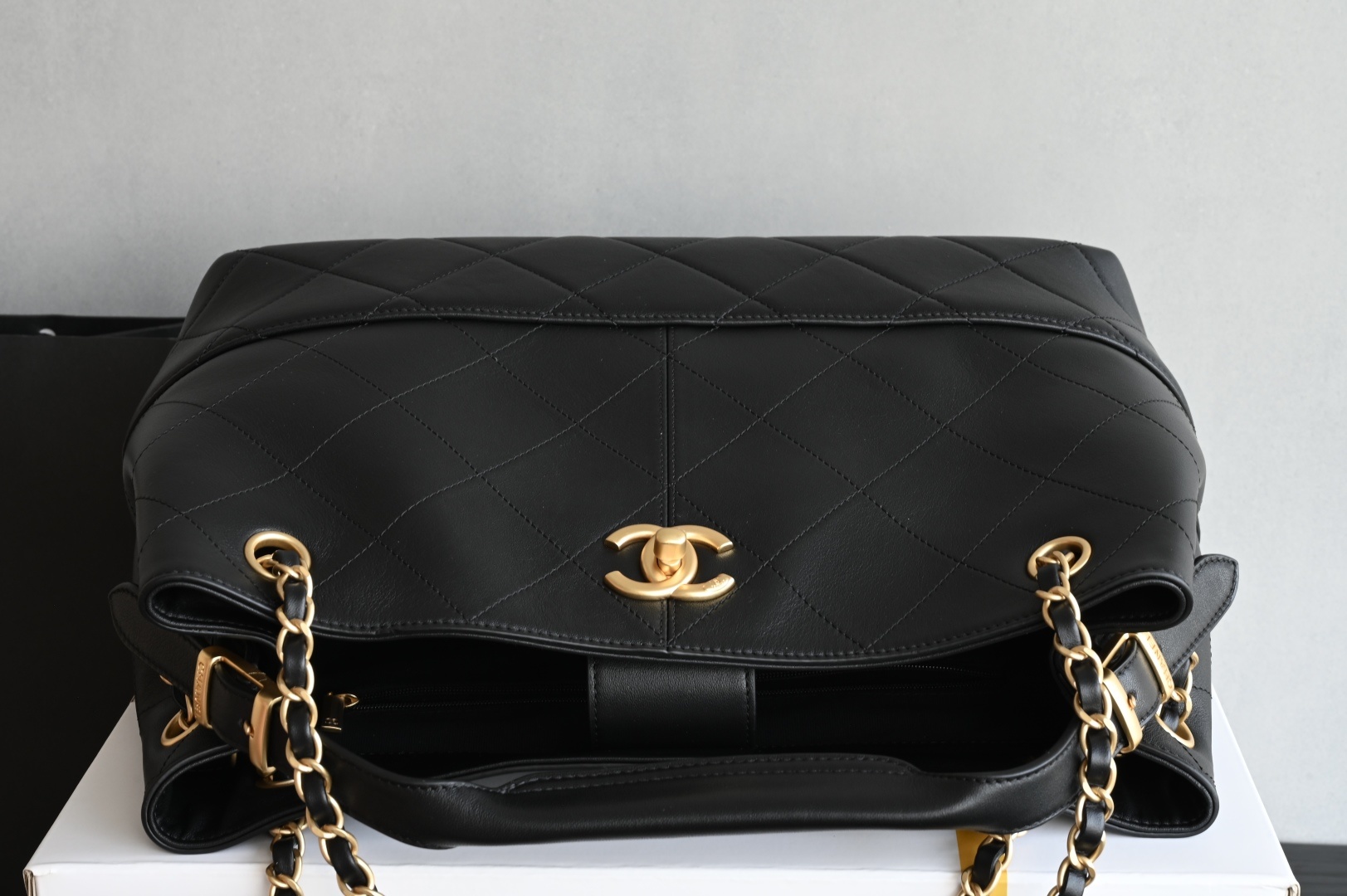 白金版▪️正品级 包装如图全新到货🆕𝗖𝗵𝗮𝗻𝗲𝟭 𝟮𝟱𝗔购物袋𝗁𝗈𝖻𝗈小号 黑色拼接专柜售价𝟧𝟨𝟢𝟢𝟢𝗋