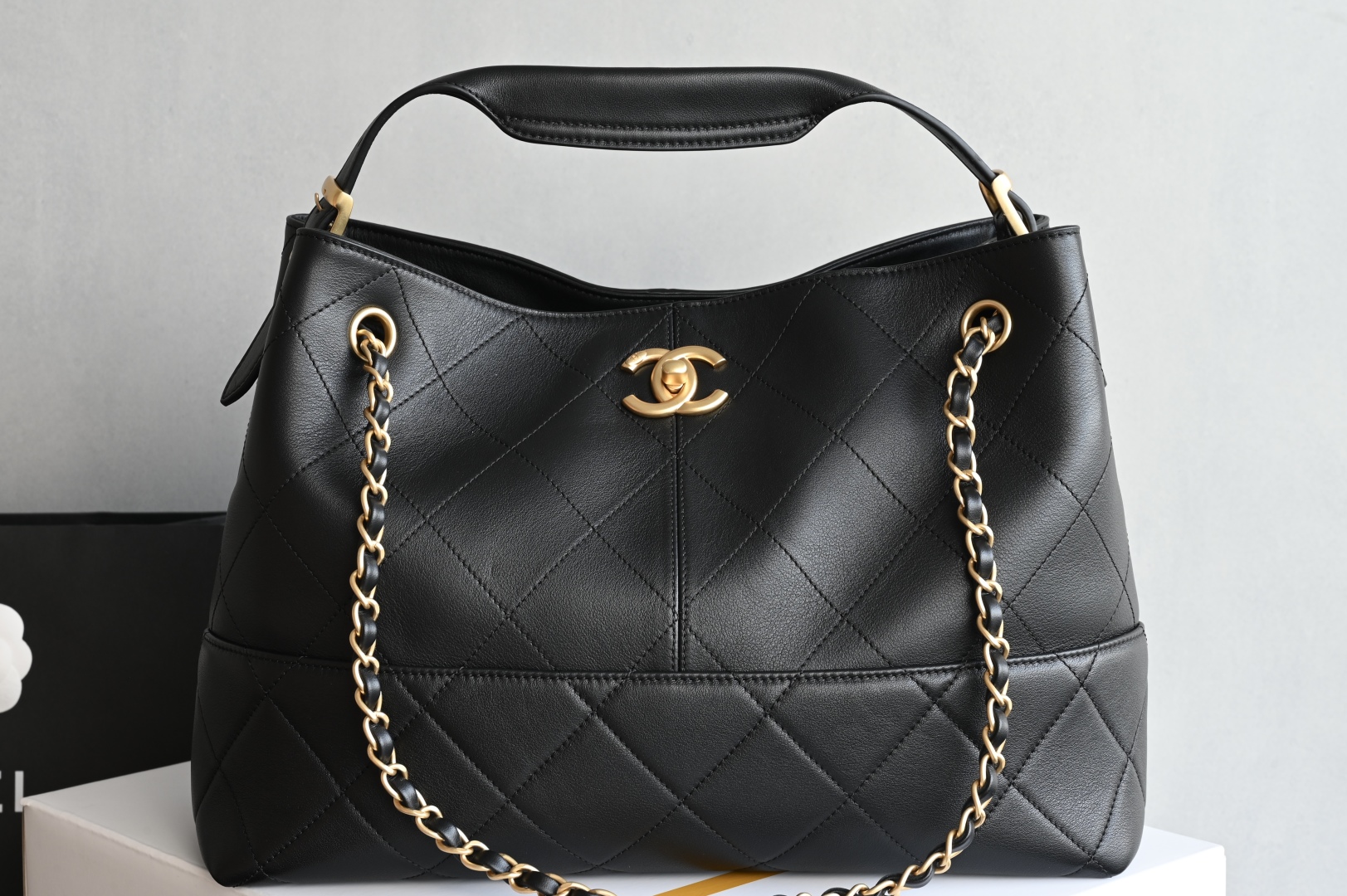 白金版▪️正品级 包装如图全新到货🆕𝗖𝗵𝗮𝗻𝗲𝟭 𝟮𝟱𝗔购物袋𝗁𝗈𝖻𝗈小号 黑色拼接专柜售价𝟧𝟨𝟢𝟢𝟢𝗋