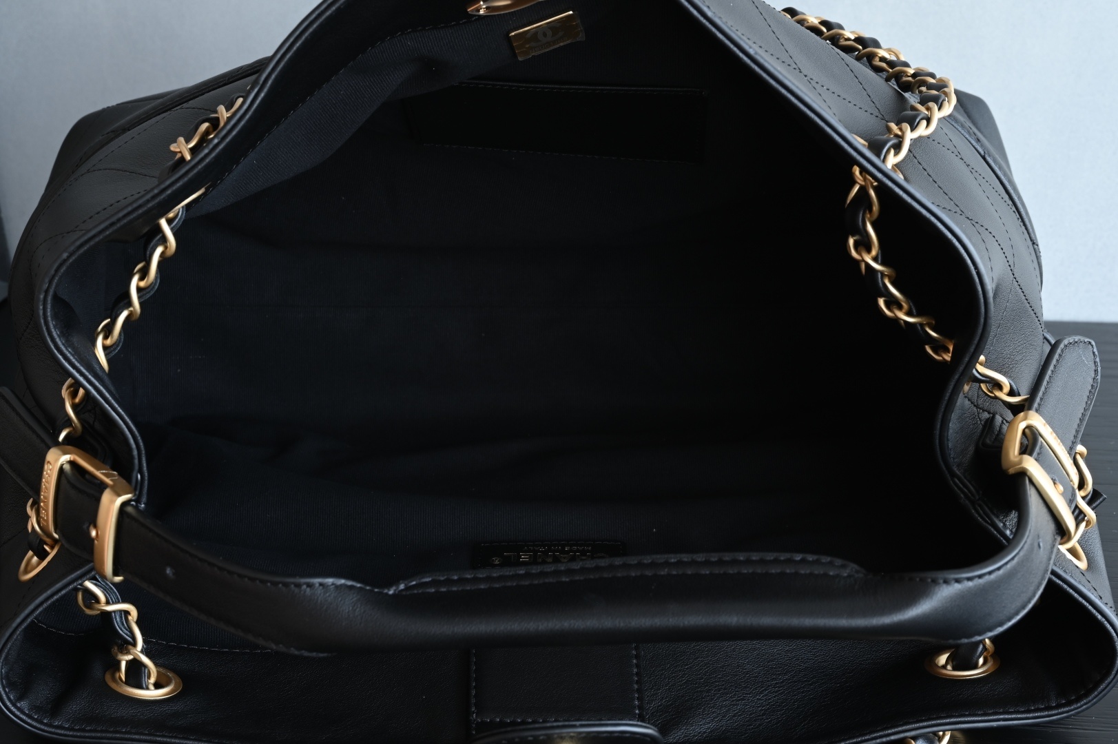 白金版▪️正品级 包装如图全新到货🆕𝗖𝗵𝗮𝗻𝗲𝟭 𝟮𝟱𝗔购物袋𝗁𝗈𝖻𝗈小号 黑色拼接专柜售价𝟧𝟨𝟢𝟢𝟢𝗋