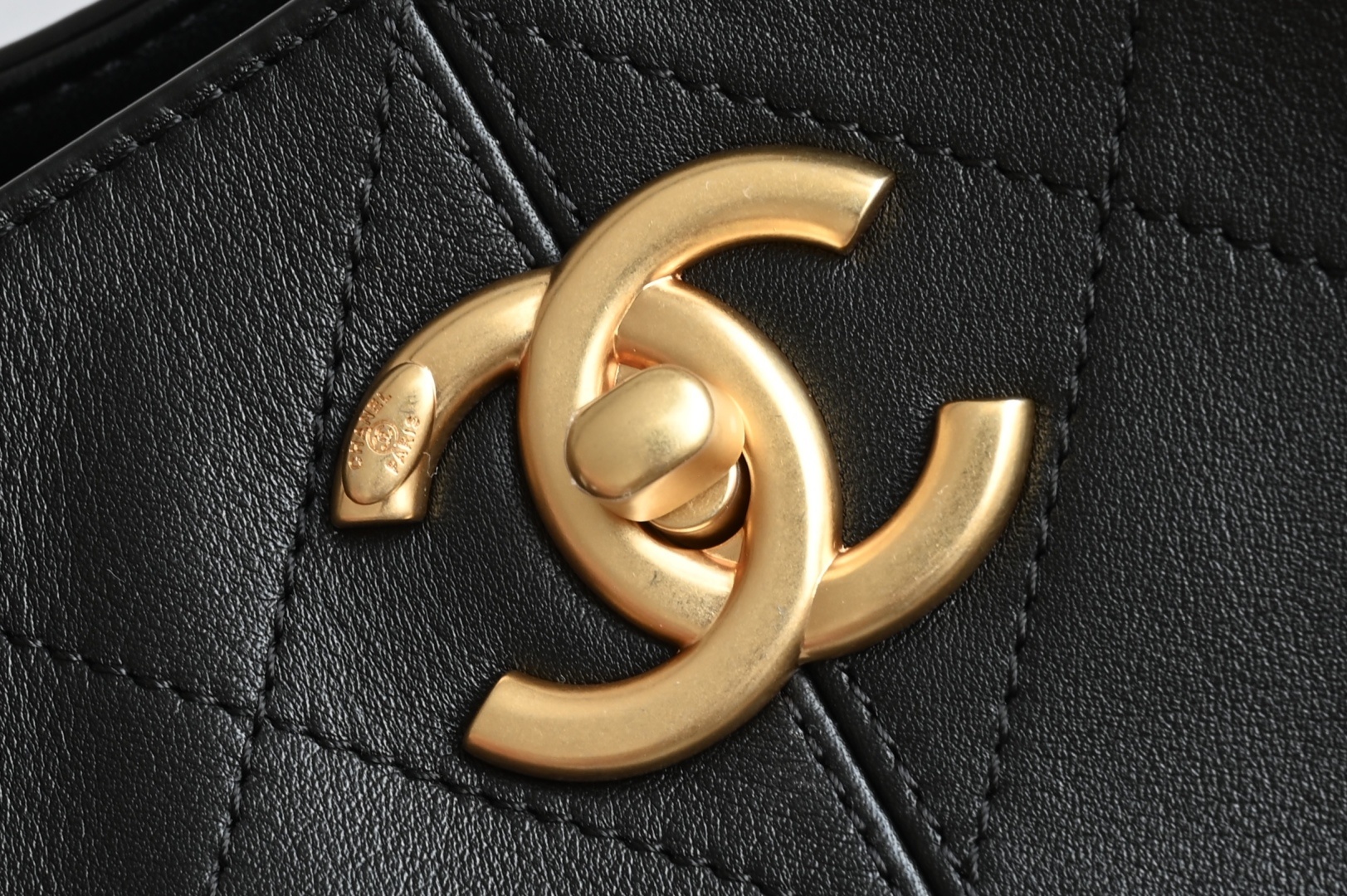 白金版▪️正品级 包装如图全新到货🆕𝗖𝗵𝗮𝗻𝗲𝟭 𝟮𝟱𝗔购物袋𝗁𝗈𝖻𝗈小号 黑色拼接专柜售价𝟧𝟨𝟢𝟢𝟢𝗋