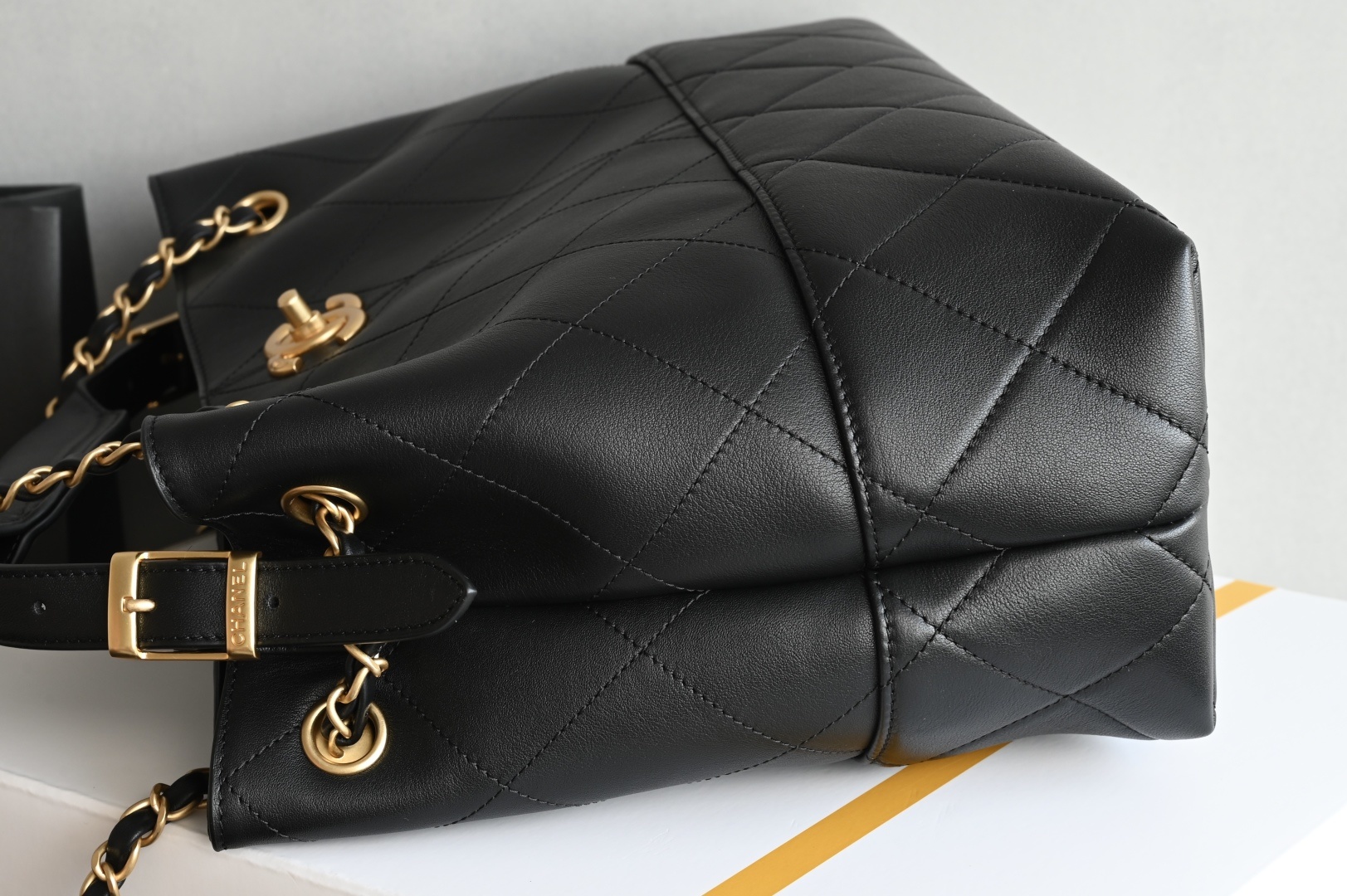 白金版▪️正品级 包装如图全新到货🆕𝗖𝗵𝗮𝗻𝗲𝟭 𝟮𝟱𝗔购物袋𝗁𝗈𝖻𝗈小号 黑色拼接专柜售价𝟧𝟨𝟢𝟢𝟢𝗋