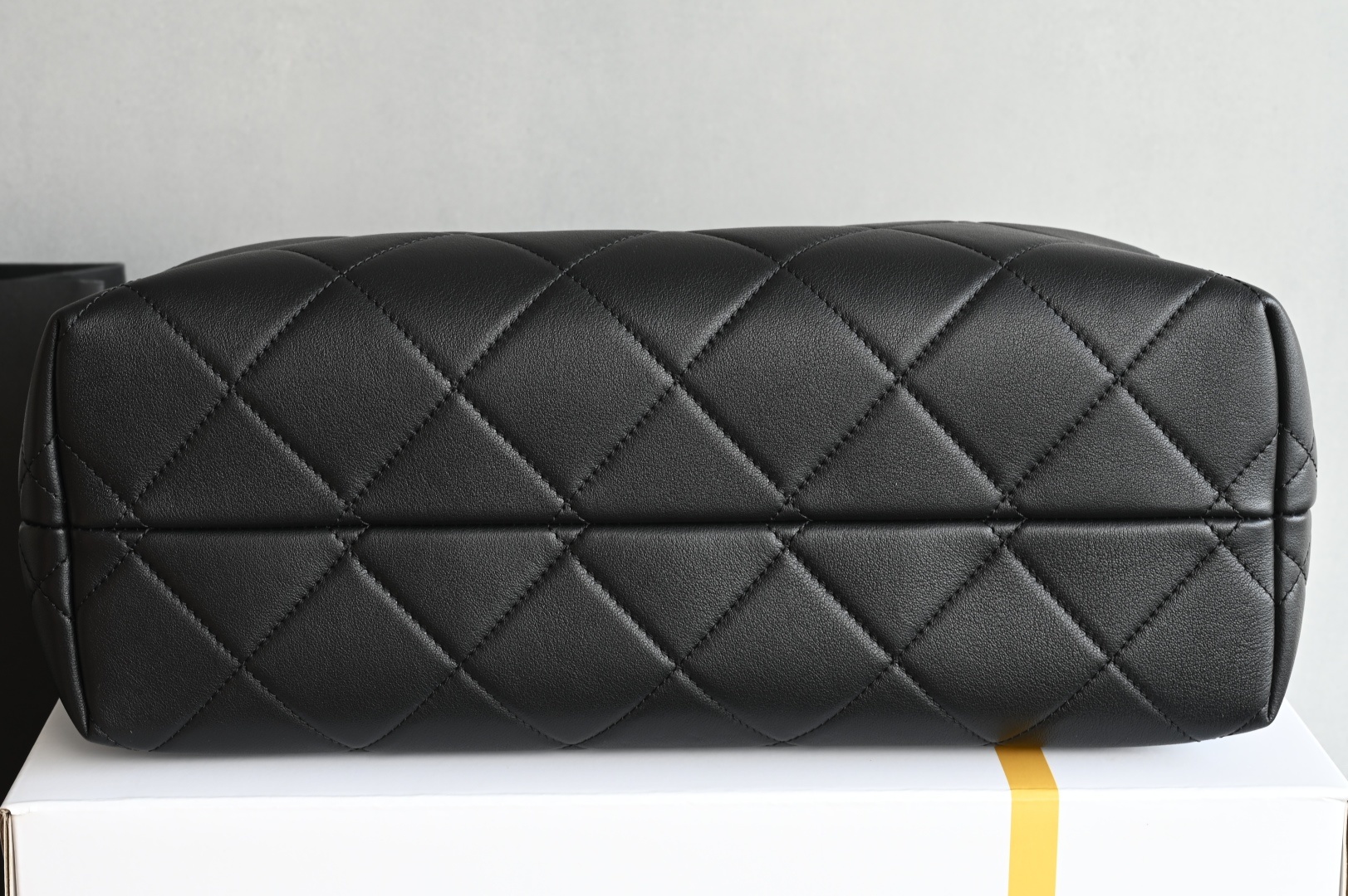 白金版▪️正品级 包装如图全新到货🆕𝗖𝗵𝗮𝗻𝗲𝟭 𝟮𝟱𝗔购物袋𝗁𝗈𝖻𝗈小号 黑色拼接专柜售价𝟧𝟨𝟢𝟢𝟢𝗋