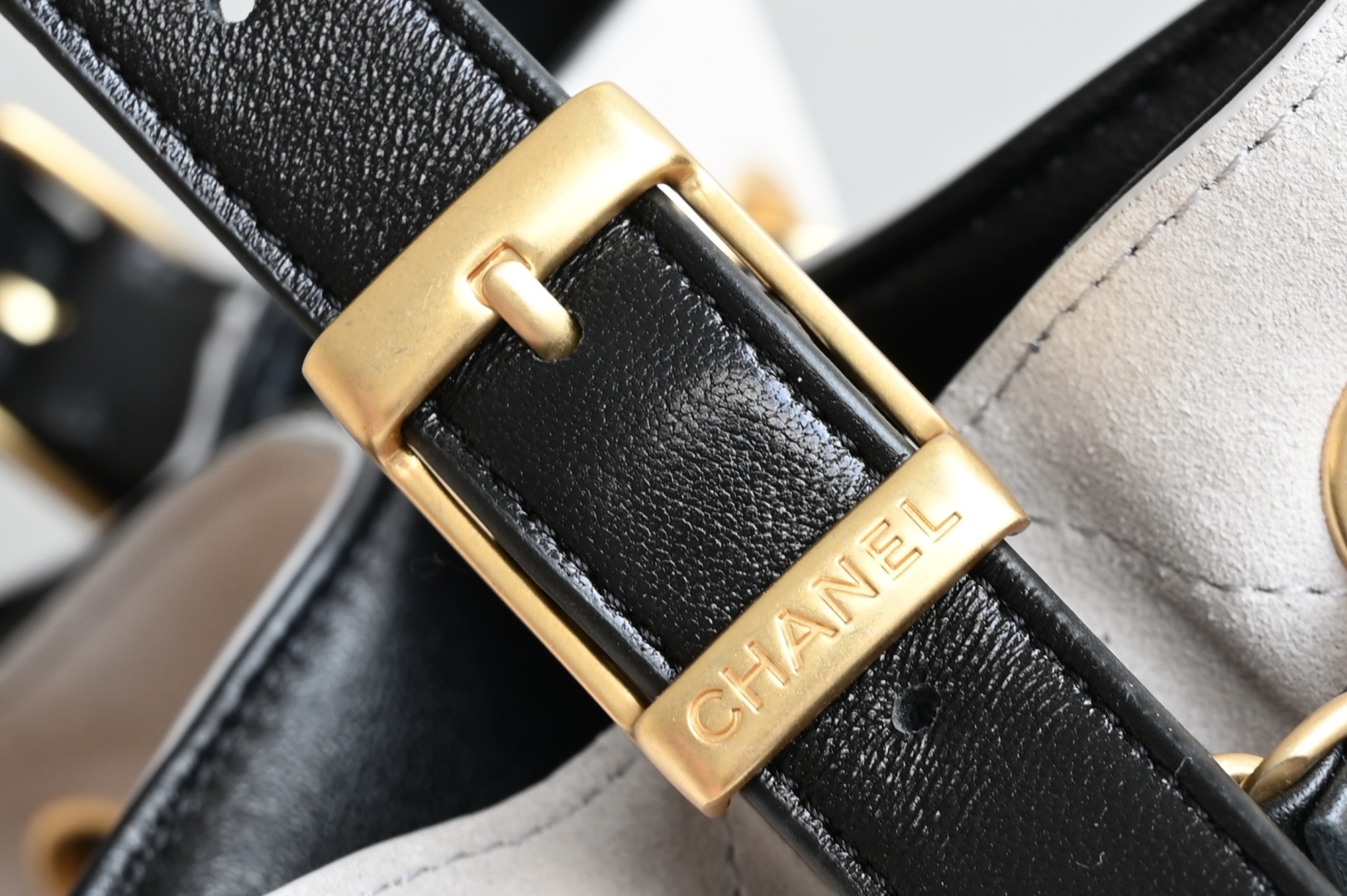 白金版▪️正品级 包装如图全新到货🆕𝗖𝗵𝗮𝗻𝗲𝟭 𝟮𝟱𝗔购物袋𝗁𝗈𝖻𝗈 竖版 灰拼黑专柜售价𝟧𝟫𝟧𝟢𝟢𝗋