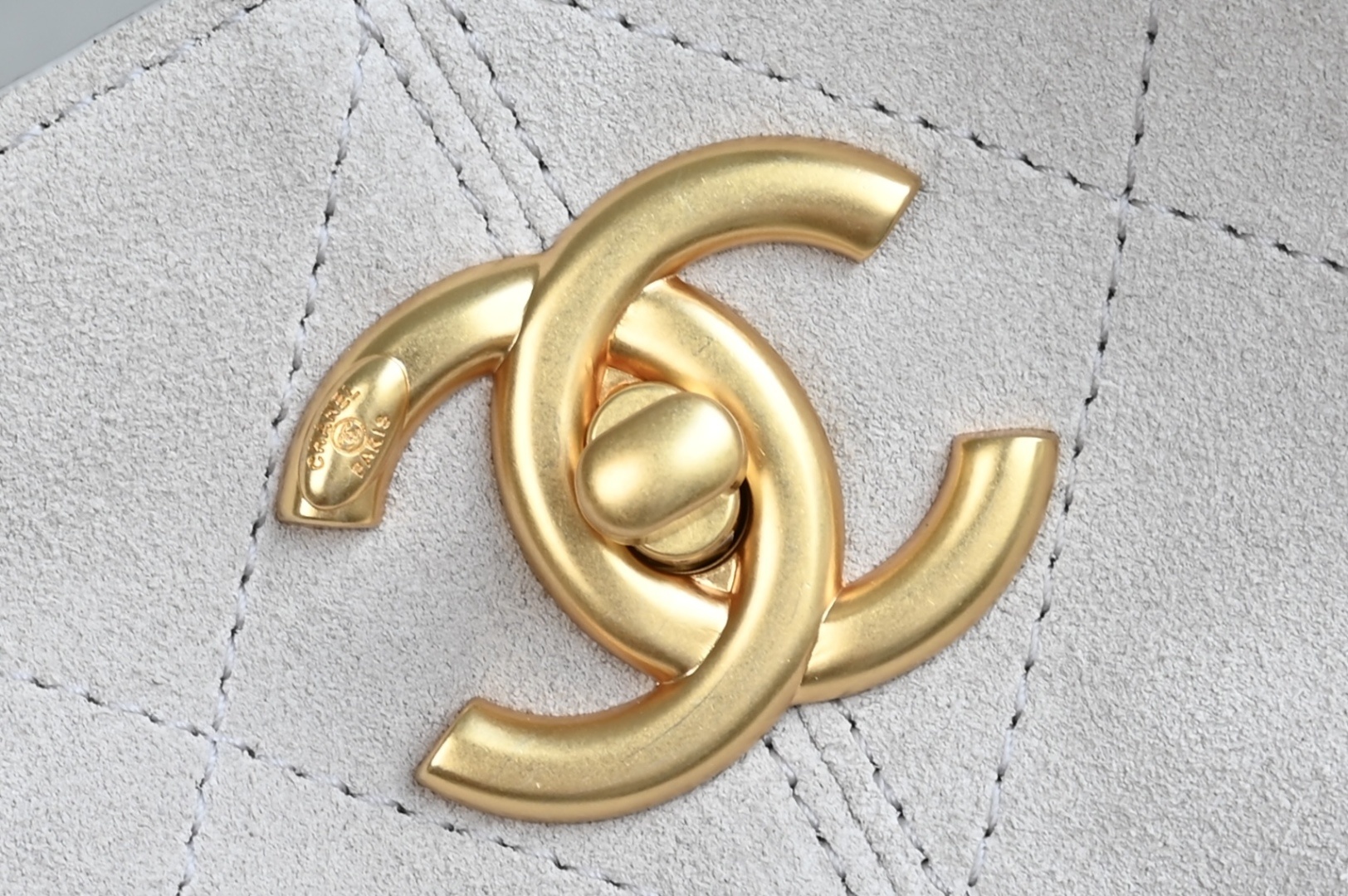 白金版▪️正品级 包装如图全新到货🆕𝗖𝗵𝗮𝗻𝗲𝟭 𝟮𝟱𝗔购物袋𝗁𝗈𝖻𝗈 竖版 灰拼黑专柜售价𝟧𝟫𝟧𝟢𝟢𝗋