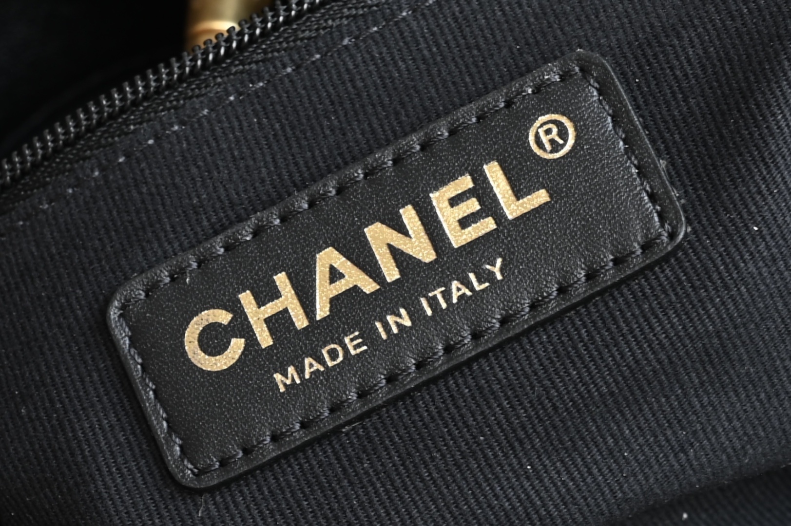 白金版▪️正品级 包装如图全新到货🆕𝗖𝗵𝗮𝗻𝗲𝟭 𝟮𝟱𝗔购物袋𝗁𝗈𝖻𝗈 竖版 灰拼黑专柜售价𝟧𝟫𝟧𝟢𝟢𝗋