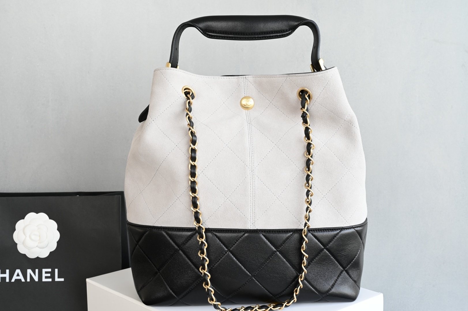 白金版▪️正品级 包装如图全新到货🆕𝗖𝗵𝗮𝗻𝗲𝟭 𝟮𝟱𝗔购物袋𝗁𝗈𝖻𝗈 竖版 灰拼黑专柜售价𝟧𝟫𝟧𝟢𝟢𝗋