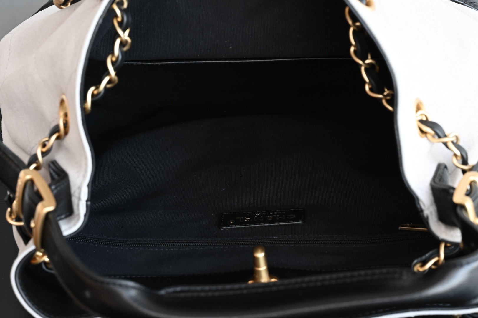 白金版▪️正品级 包装如图全新到货🆕𝗖𝗵𝗮𝗻𝗲𝟭 𝟮𝟱𝗔购物袋𝗁𝗈𝖻𝗈 竖版 灰拼黑专柜售价𝟧𝟫𝟧𝟢𝟢𝗋