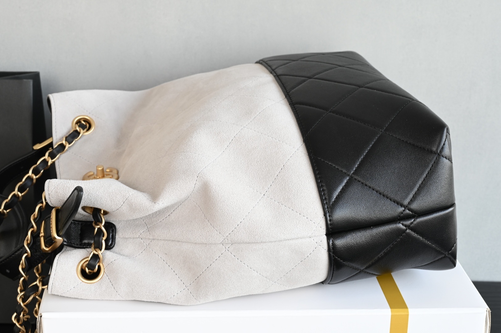 白金版▪️正品级 包装如图全新到货🆕𝗖𝗵𝗮𝗻𝗲𝟭 𝟮𝟱𝗔购物袋𝗁𝗈𝖻𝗈 竖版 灰拼黑专柜售价𝟧𝟫𝟧𝟢𝟢𝗋