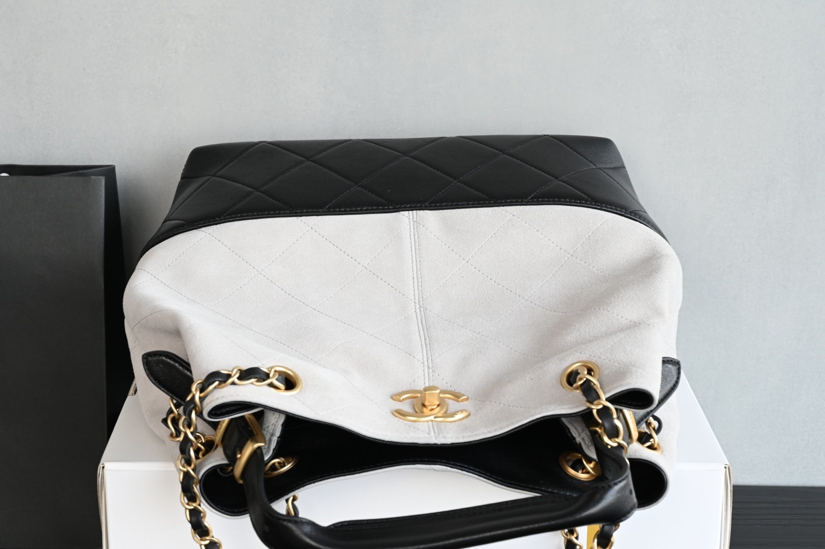 白金版▪️正品级 包装如图全新到货🆕𝗖𝗵𝗮𝗻𝗲𝟭 𝟮𝟱𝗔购物袋𝗁𝗈𝖻𝗈 竖版 灰拼黑专柜售价𝟧𝟫𝟧𝟢𝟢𝗋