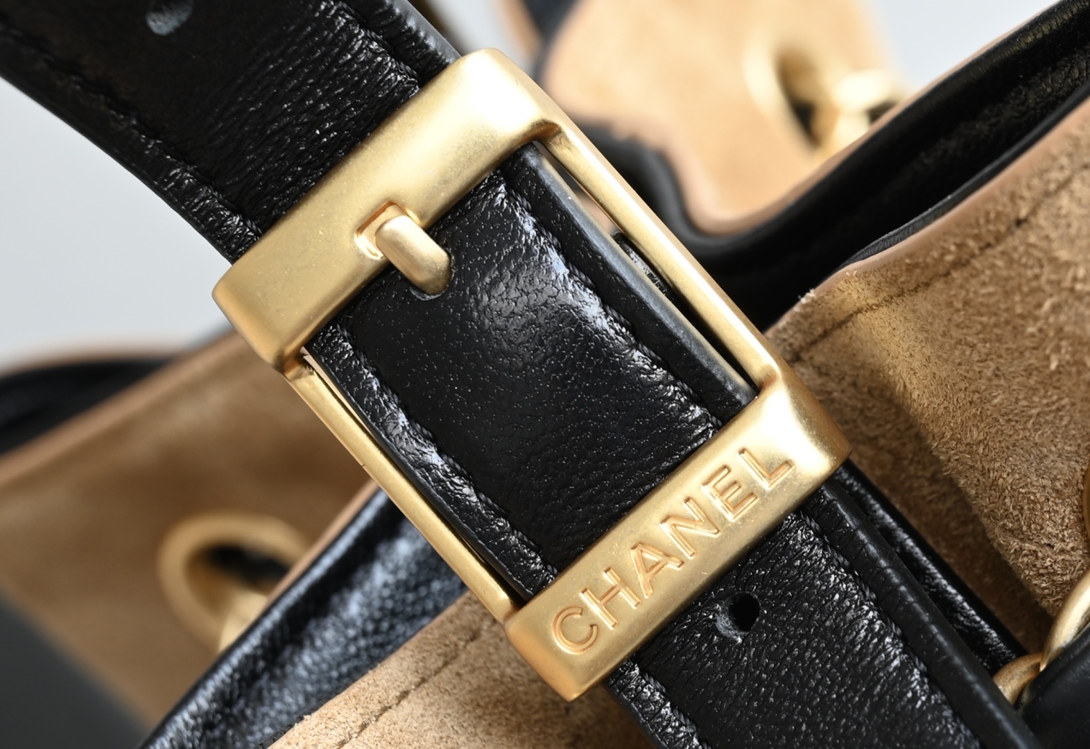 白金版▪️正品级 包装如图全新到货🆕𝗖𝗵𝗮𝗻𝗲𝟭 𝟮𝟱𝗔购物袋𝗁𝗈𝖻𝗈 竖版 土黄拼黑专柜售价𝟧𝟫𝟧𝟢𝟢