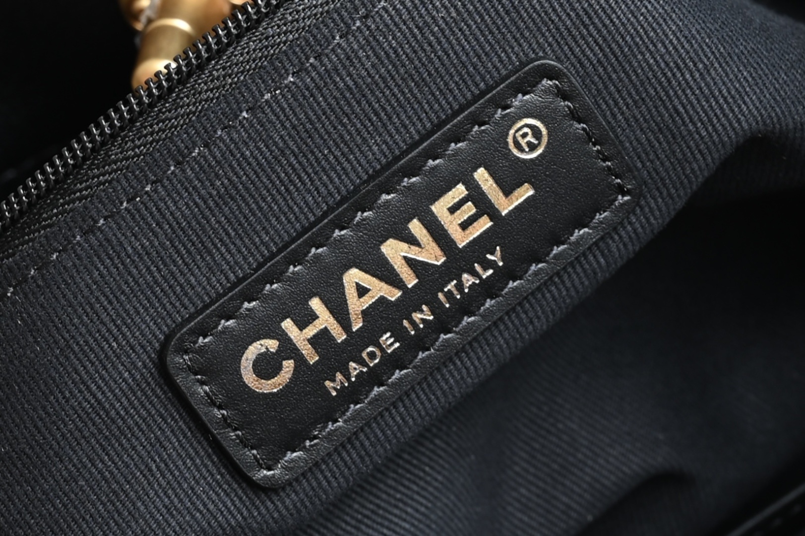 白金版▪️正品级 包装如图全新到货🆕𝗖𝗵𝗮𝗻𝗲𝟭 𝟮𝟱𝗔购物袋𝗁𝗈𝖻𝗈 竖版 土黄拼黑专柜售价𝟧𝟫𝟧𝟢𝟢