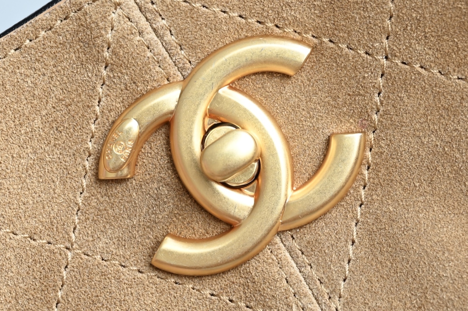 白金版▪️正品级 包装如图全新到货🆕𝗖𝗵𝗮𝗻𝗲𝟭 𝟮𝟱𝗔购物袋𝗁𝗈𝖻𝗈 竖版 土黄拼黑专柜售价𝟧𝟫𝟧𝟢𝟢