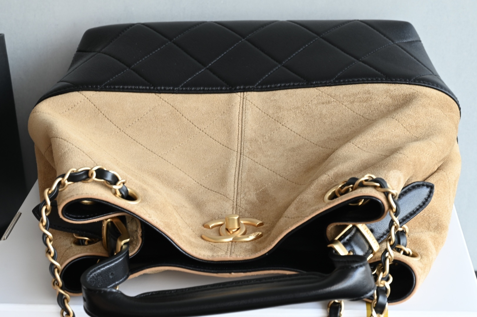 白金版▪️正品级 包装如图全新到货🆕𝗖𝗵𝗮𝗻𝗲𝟭 𝟮𝟱𝗔购物袋𝗁𝗈𝖻𝗈 竖版 土黄拼黑专柜售价𝟧𝟫𝟧𝟢𝟢