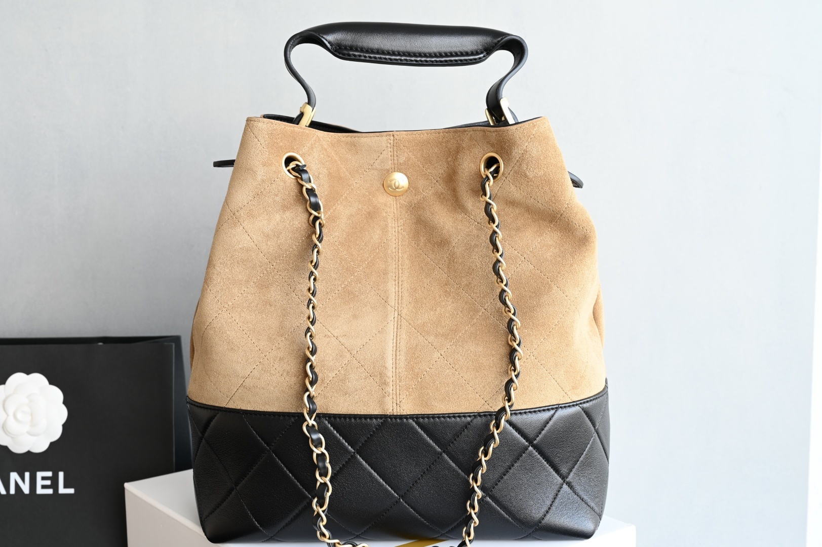 白金版▪️正品级 包装如图全新到货🆕𝗖𝗵𝗮𝗻𝗲𝟭 𝟮𝟱𝗔购物袋𝗁𝗈𝖻𝗈 竖版 土黄拼黑专柜售价𝟧𝟫𝟧𝟢𝟢