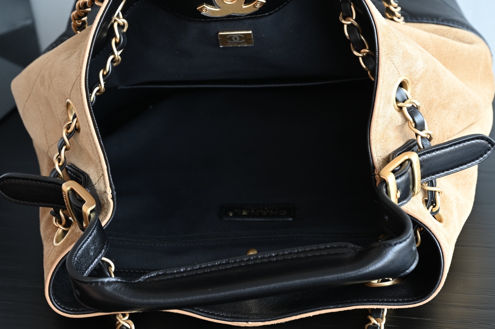 白金版▪️正品级 包装如图全新到货🆕𝗖𝗵𝗮𝗻𝗲𝟭 𝟮𝟱𝗔购物袋𝗁𝗈𝖻𝗈 竖版 土黄拼黑专柜售价𝟧𝟫𝟧𝟢𝟢