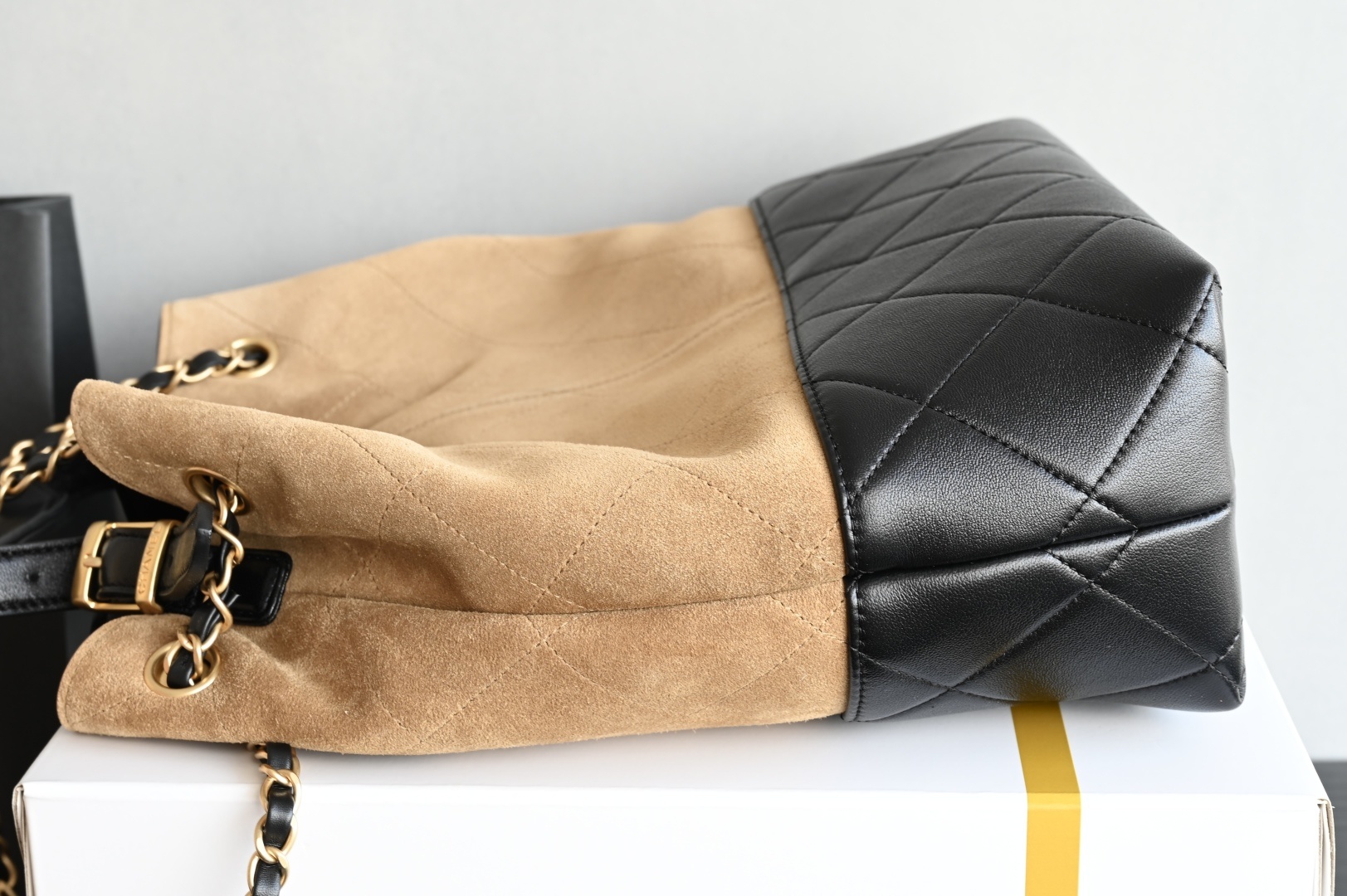 白金版▪️正品级 包装如图全新到货🆕𝗖𝗵𝗮𝗻𝗲𝟭 𝟮𝟱𝗔购物袋𝗁𝗈𝖻𝗈 竖版 土黄拼黑专柜售价𝟧𝟫𝟧𝟢𝟢