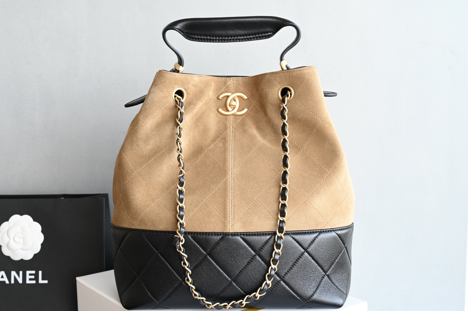 白金版▪️正品级 包装如图全新到货🆕𝗖𝗵𝗮𝗻𝗲𝟭 𝟮𝟱𝗔购物袋𝗁𝗈𝖻𝗈 竖版 土黄拼黑专柜售价𝟧𝟫𝟧𝟢𝟢