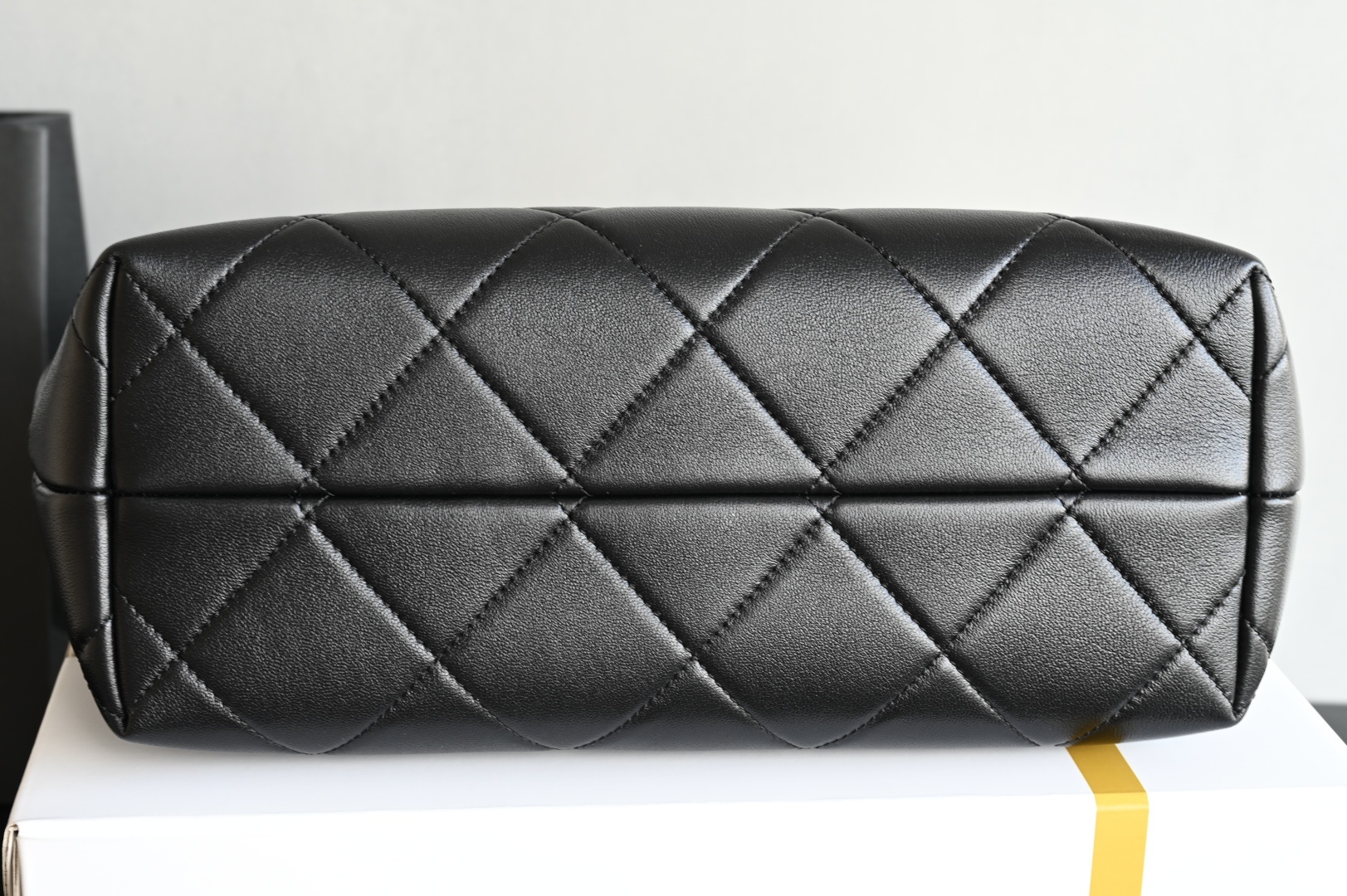 白金版▪️正品级 包装如图全新到货🆕𝗖𝗵𝗮𝗻𝗲𝟭 𝟮𝟱𝗔购物袋𝗁𝗈𝖻𝗈 竖版 土黄拼黑专柜售价𝟧𝟫𝟧𝟢𝟢