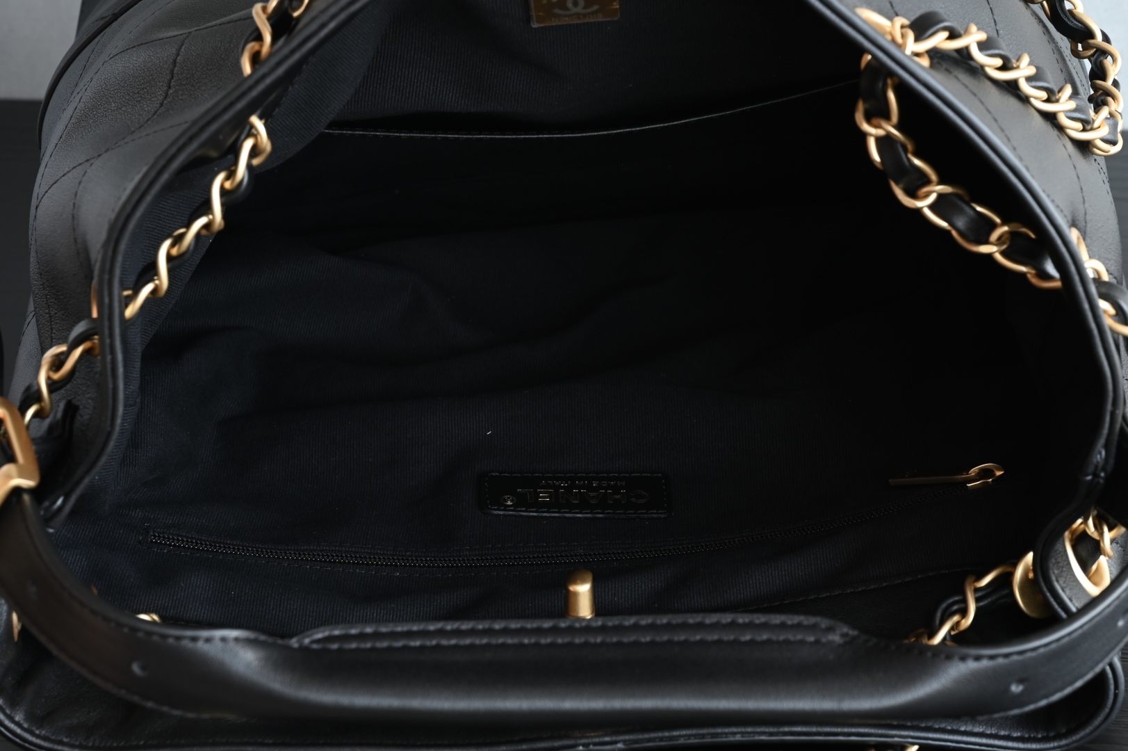 白金版▪️正品级 包装如图全新到货🆕𝗖𝗵𝗮𝗻𝗲𝟭 𝟮𝟱𝗔购物袋𝗁𝗈𝖻𝗈 竖版 黑色拼接专柜售价𝟧𝟫𝟧𝟢𝟢