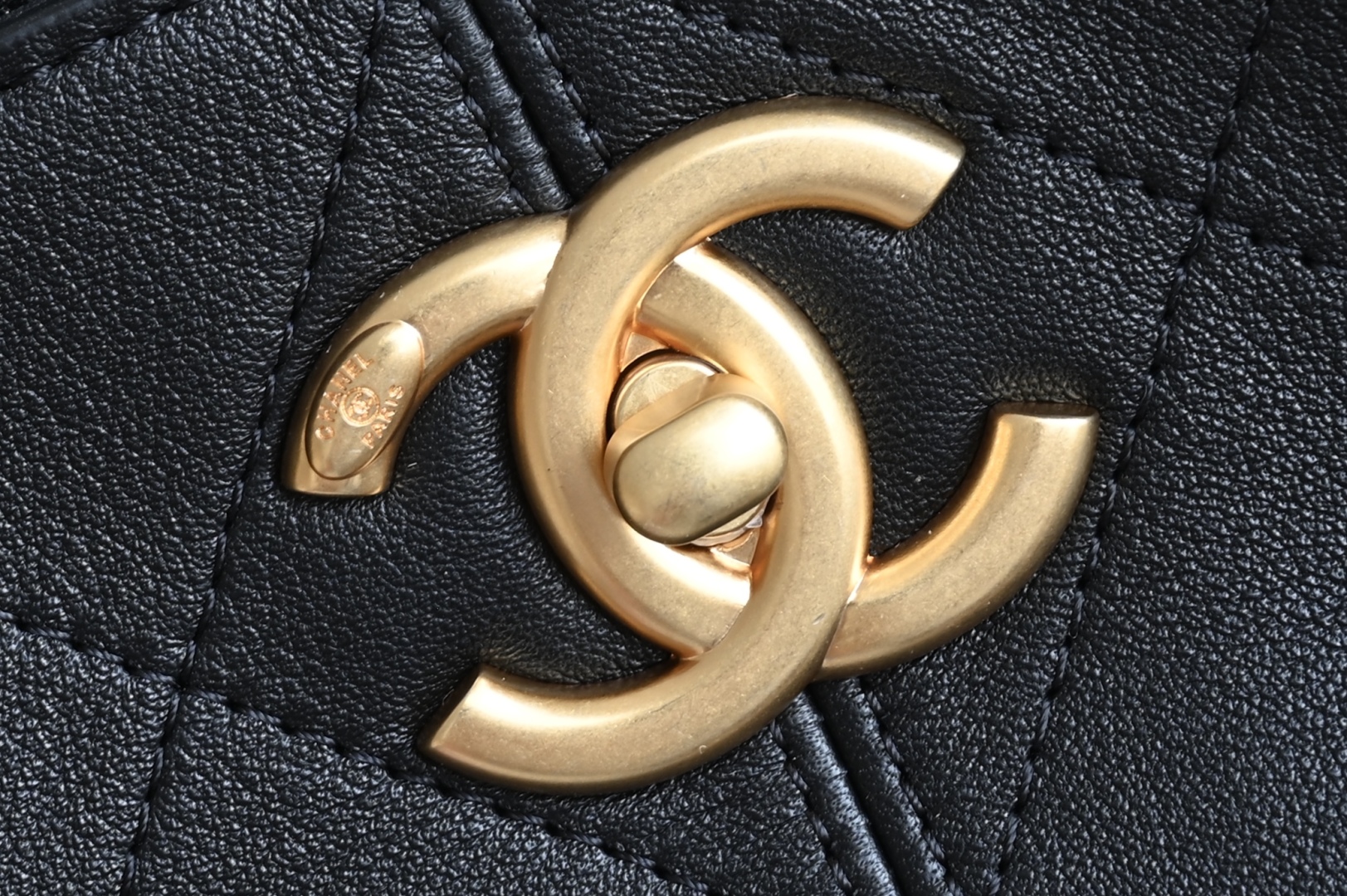 白金版▪️正品级 包装如图全新到货🆕𝗖𝗵𝗮𝗻𝗲𝟭 𝟮𝟱𝗔购物袋𝗁𝗈𝖻𝗈 竖版 黑色拼接专柜售价𝟧𝟫𝟧𝟢𝟢