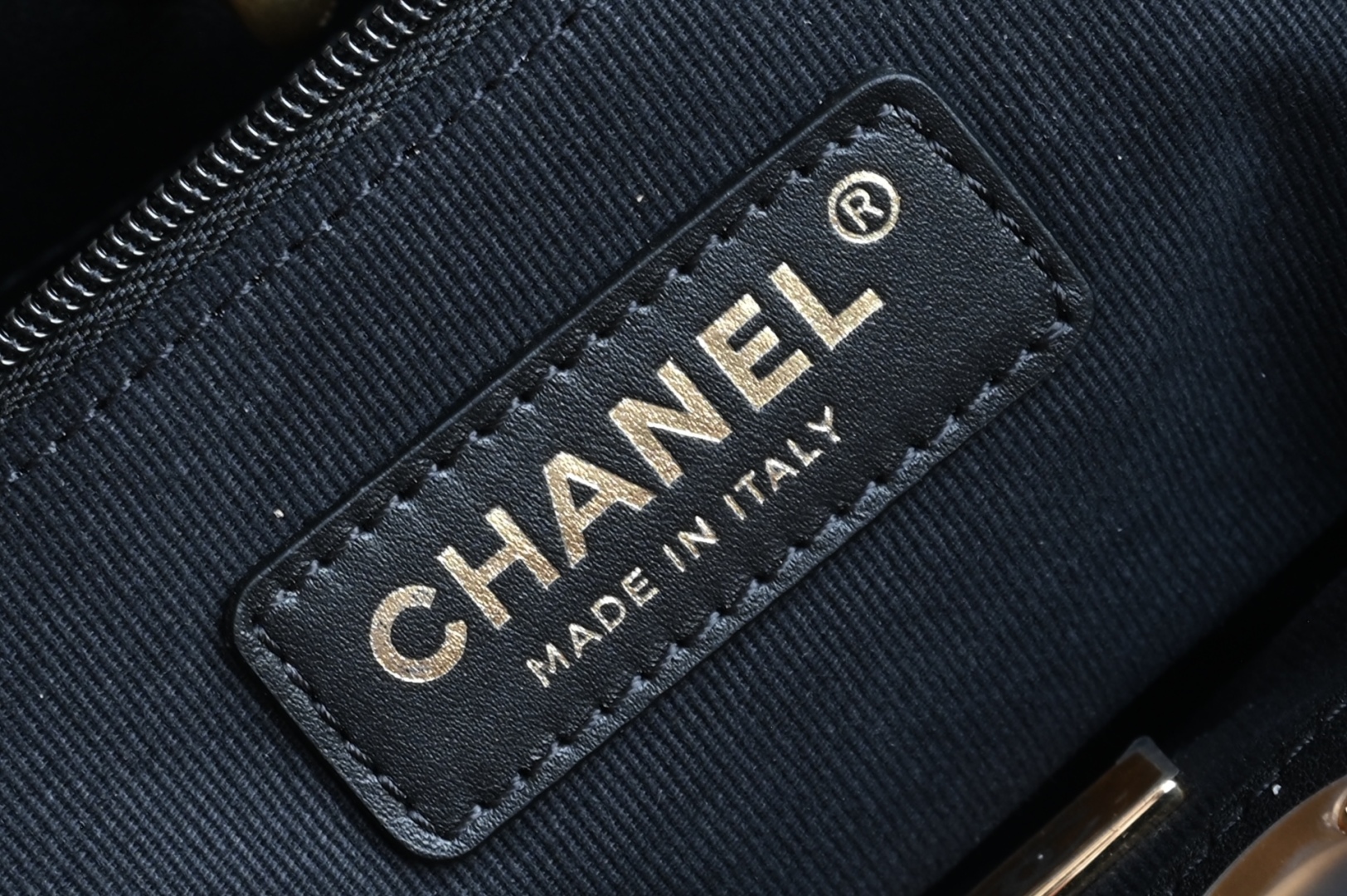 白金版▪️正品级 包装如图全新到货🆕𝗖𝗵𝗮𝗻𝗲𝟭 𝟮𝟱𝗔购物袋𝗁𝗈𝖻𝗈 竖版 黑色拼接专柜售价𝟧𝟫𝟧𝟢𝟢