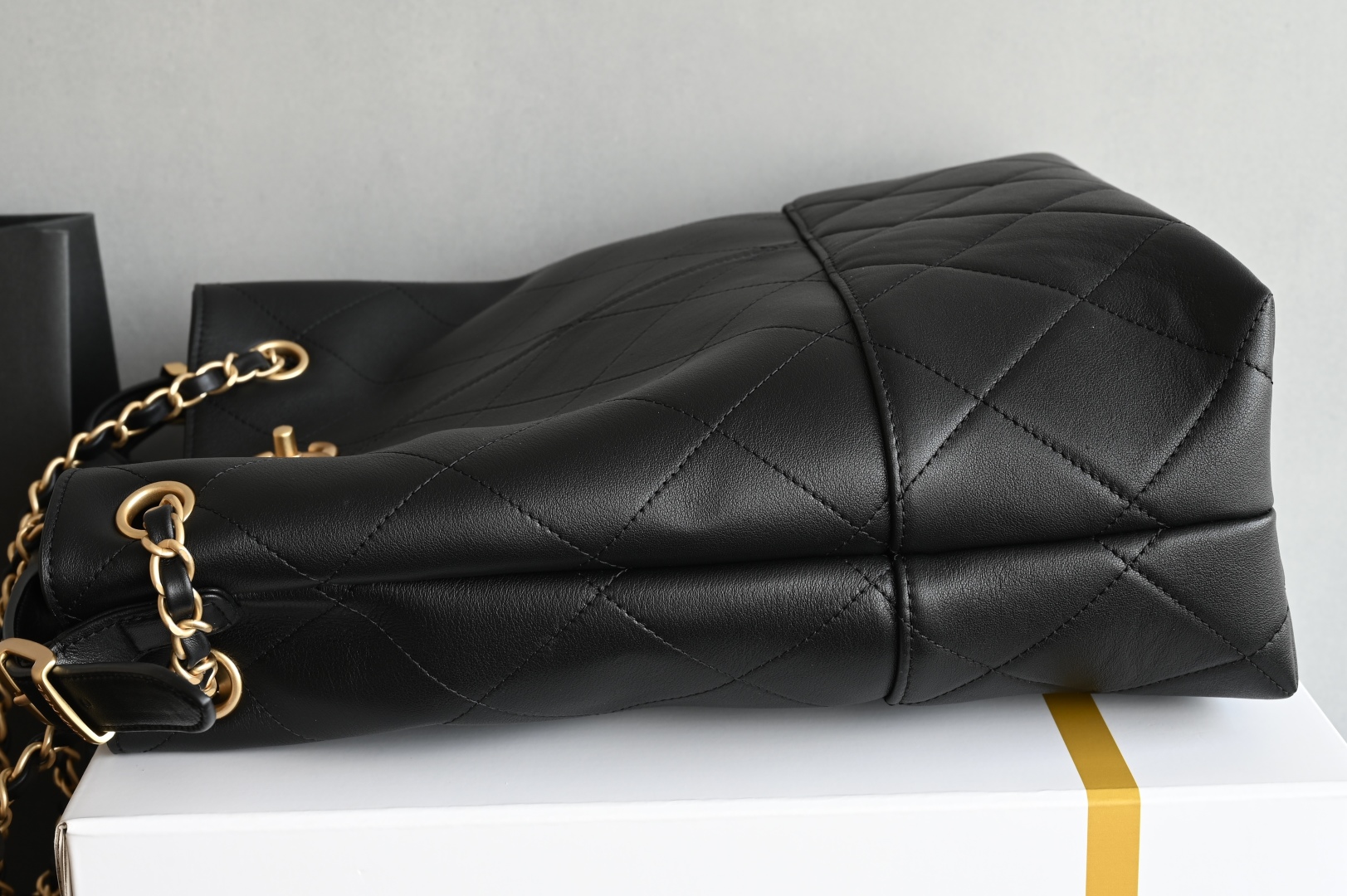 白金版▪️正品级 包装如图全新到货🆕𝗖𝗵𝗮𝗻𝗲𝟭 𝟮𝟱𝗔购物袋𝗁𝗈𝖻𝗈 竖版 黑色拼接专柜售价𝟧𝟫𝟧𝟢𝟢