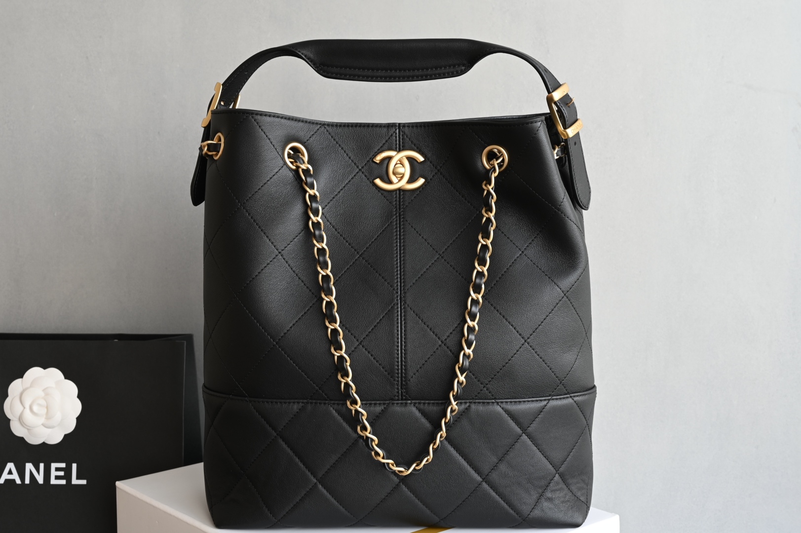 白金版▪️正品级 包装如图全新到货🆕𝗖𝗵𝗮𝗻𝗲𝟭 𝟮𝟱𝗔购物袋𝗁𝗈𝖻𝗈 竖版 黑色拼接专柜售价𝟧𝟫𝟧𝟢𝟢