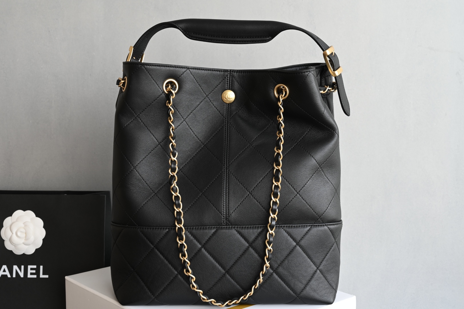 白金版▪️正品级 包装如图全新到货🆕𝗖𝗵𝗮𝗻𝗲𝟭 𝟮𝟱𝗔购物袋𝗁𝗈𝖻𝗈 竖版 黑色拼接专柜售价𝟧𝟫𝟧𝟢𝟢