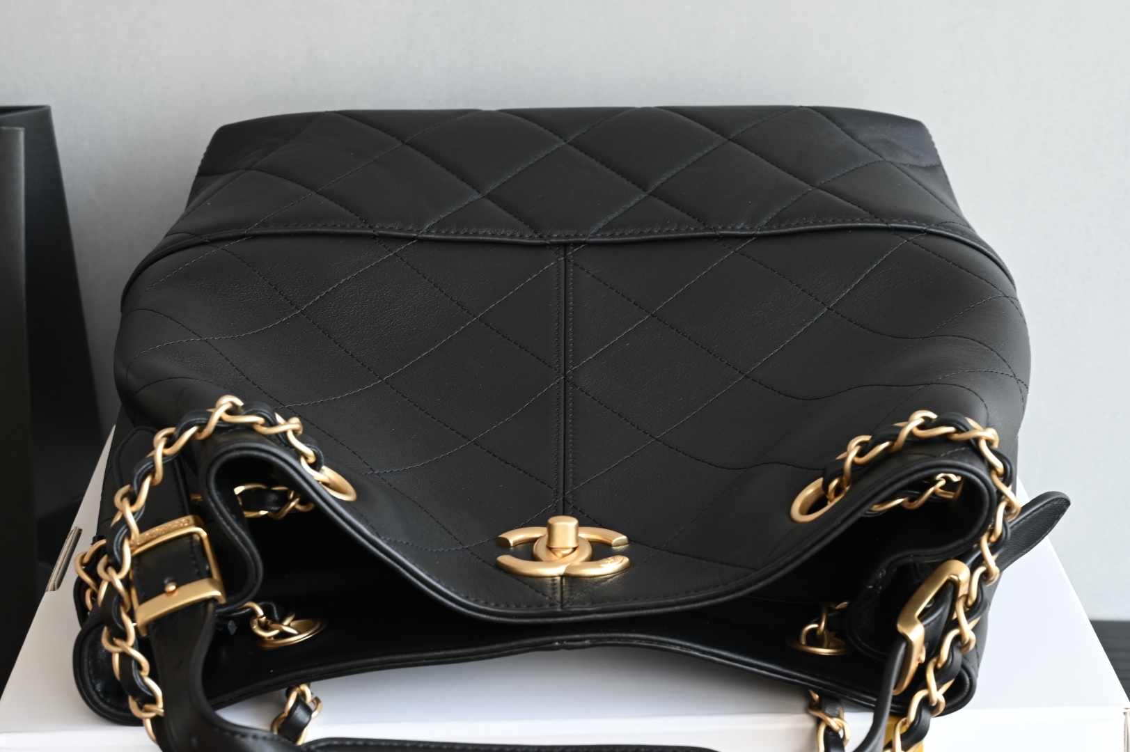 白金版▪️正品级 包装如图全新到货🆕𝗖𝗵𝗮𝗻𝗲𝟭 𝟮𝟱𝗔购物袋𝗁𝗈𝖻𝗈 竖版 黑色拼接专柜售价𝟧𝟫𝟧𝟢𝟢