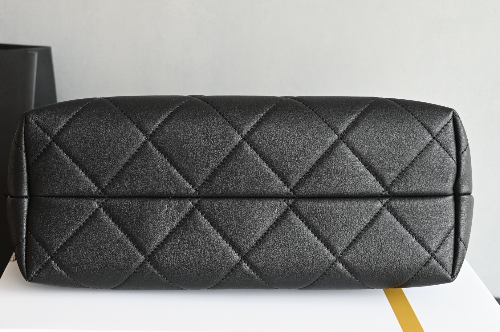 白金版▪️正品级 包装如图全新到货🆕𝗖𝗵𝗮𝗻𝗲𝟭 𝟮𝟱𝗔购物袋𝗁𝗈𝖻𝗈 竖版 黑色拼接专柜售价𝟧𝟫𝟧𝟢𝟢