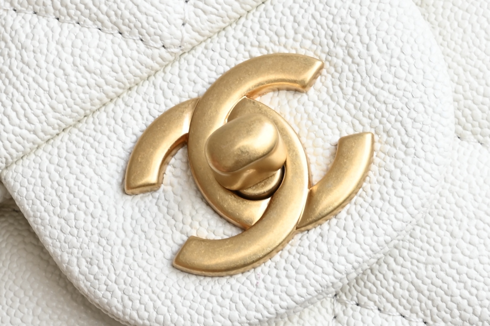 白金版▪️正品级 包装如图全新到货‼️ [升级版] 白色𝗖𝗵𝗮𝗻𝗲𝟭 𝐌𝐢𝐧𝐢口盖包手提手腕 带手柄的包