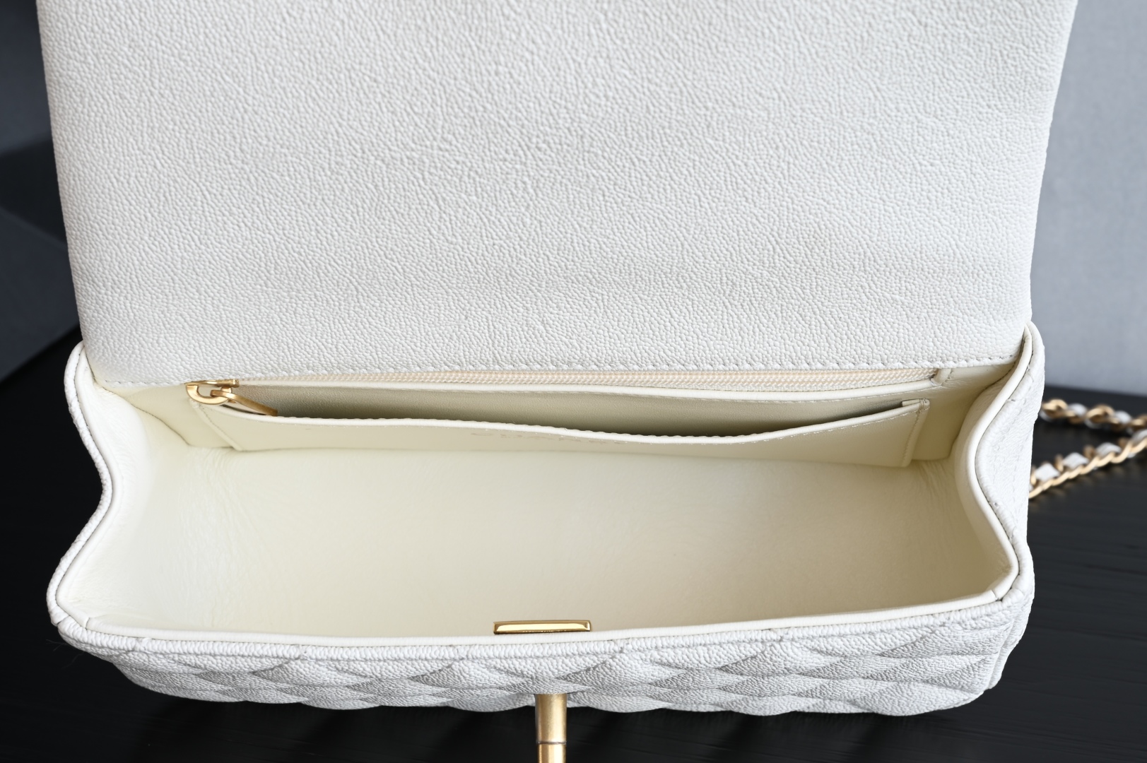 白金版▪️正品级 包装如图全新到货‼️ [升级版] 白色𝗖𝗵𝗮𝗻𝗲𝟭 𝐌𝐢𝐧𝐢口盖包手提手腕 带手柄的包