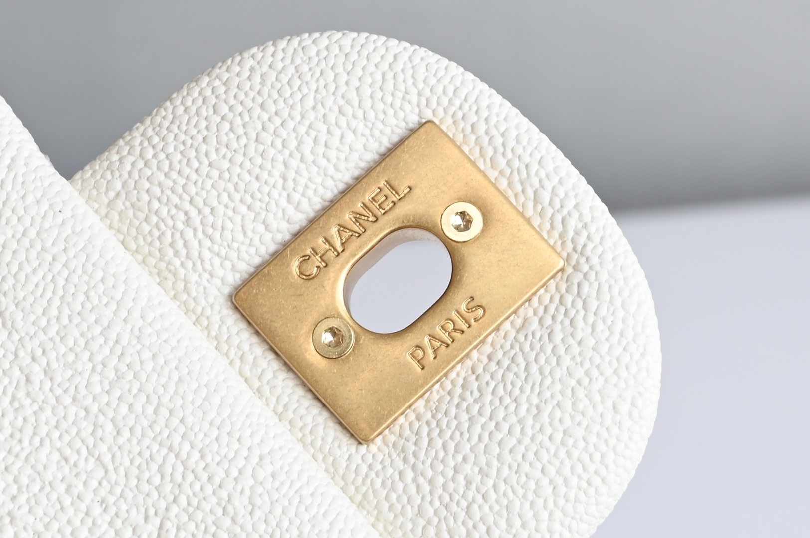 白金版▪️正品级 包装如图全新到货‼️ [升级版] 白色𝗖𝗵𝗮𝗻𝗲𝟭 𝐌𝐢𝐧𝐢口盖包手提手腕 带手柄的包