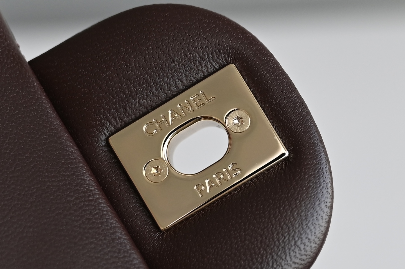 白金版▪️正品级 包装如图全新到货‼️𝟐𝟓𝐀新色 [升级版] 𝐌𝐢𝐧𝐢口盖包手提手腕 巧克力色带手柄的包