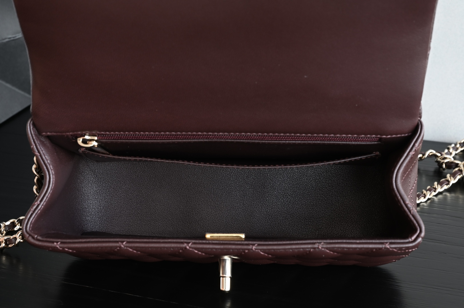 白金版▪️正品级 包装如图全新到货‼️𝟐𝟓𝐀新色 [升级版] 𝐌𝐢𝐧𝐢口盖包手提手腕 巧克力色带手柄的包