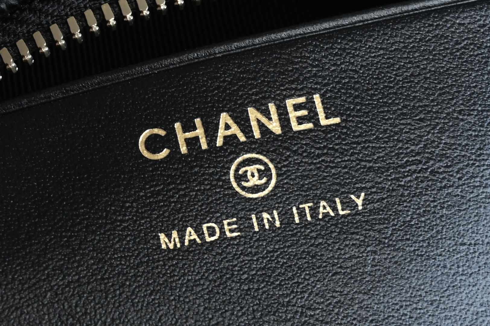 白金版▪️正品级 包装如图全新到货🆕𝗖𝗵𝗮𝗻𝗲𝟭 𝟮𝟱𝐀浮雕大𝑳𝒐𝒈𝒐手提𝗁𝗈𝖻𝗈饭盒包 黑色专柜售价𝟤