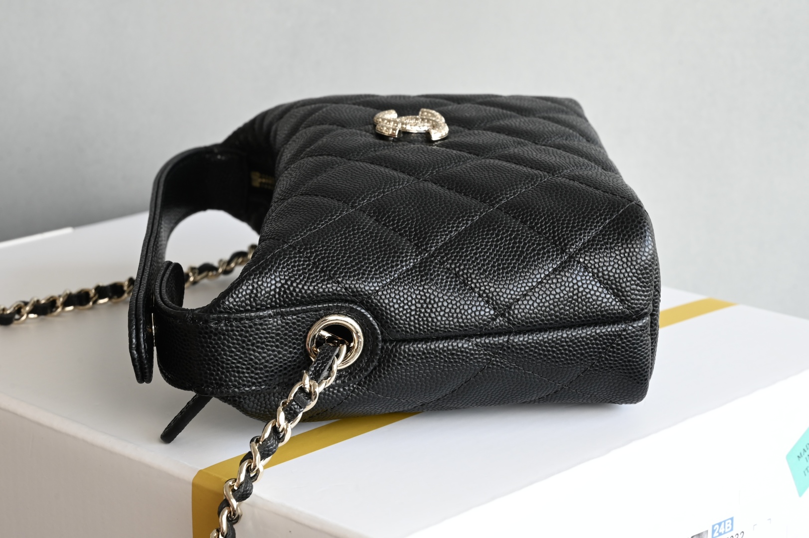 白金版▪️正品级 包装如图全新到货🆕𝗖𝗵𝗮𝗻𝗲𝟭 𝟮𝟱𝐀浮雕大𝑳𝒐𝒈𝒐手提𝗁𝗈𝖻𝗈饭盒包 黑色专柜售价𝟤