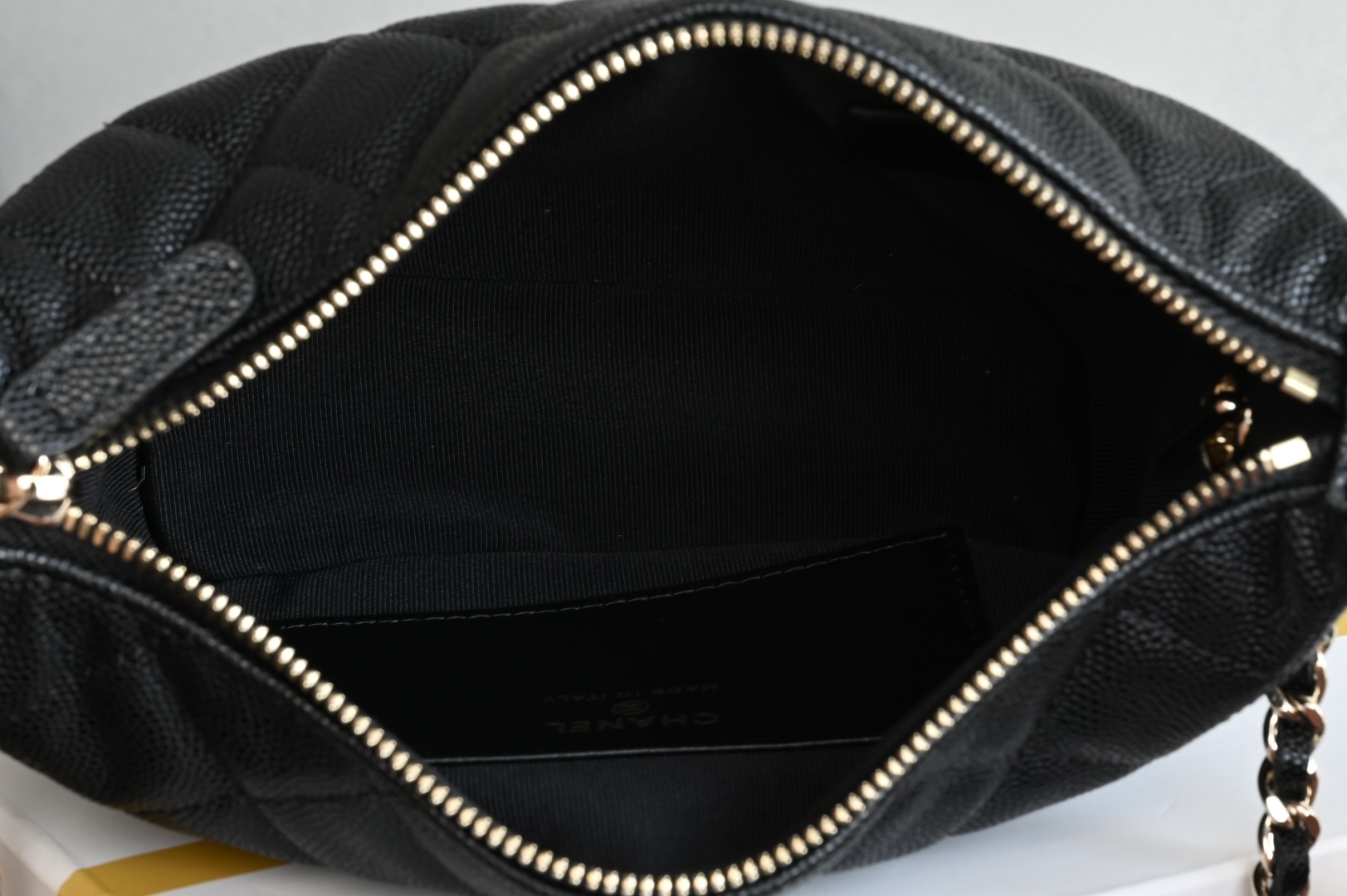 白金版▪️正品级 包装如图全新到货🆕𝗖𝗵𝗮𝗻𝗲𝟭 𝟮𝟱𝐀浮雕大𝑳𝒐𝒈𝒐手提𝗁𝗈𝖻𝗈饭盒包 黑色专柜售价𝟤