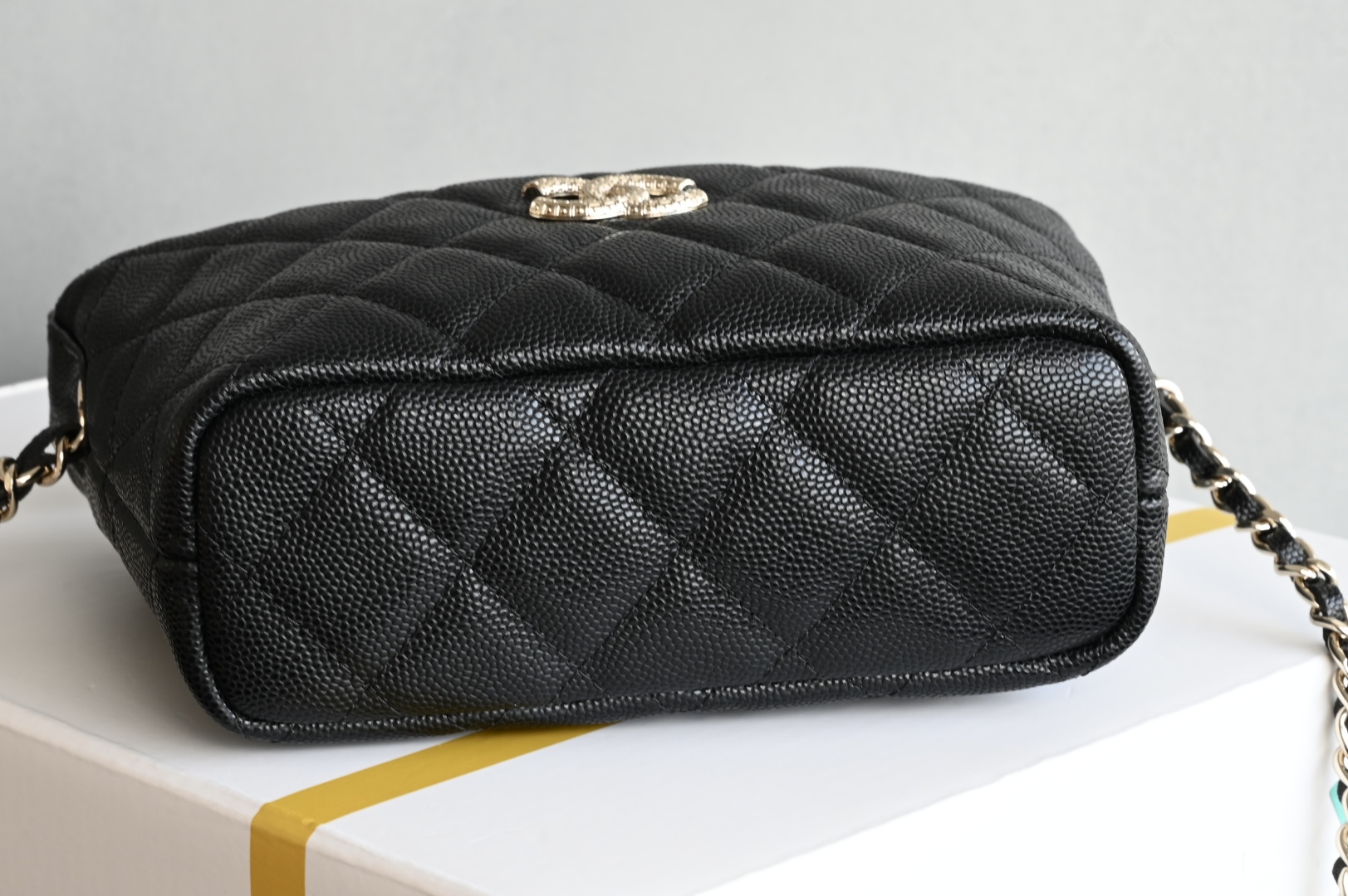 白金版▪️正品级 包装如图全新到货🆕𝗖𝗵𝗮𝗻𝗲𝟭 𝟮𝟱𝐀浮雕大𝑳𝒐𝒈𝒐手提𝗁𝗈𝖻𝗈饭盒包 黑色专柜售价𝟤