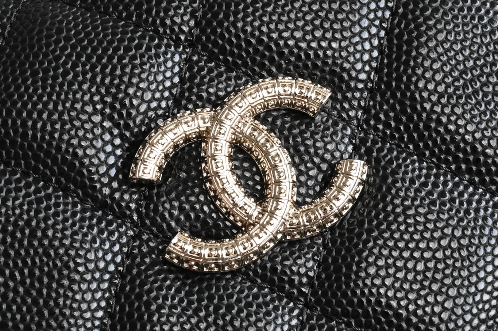 白金版▪️正品级 包装如图全新到货🆕𝗖𝗵𝗮𝗻𝗲𝟭 𝟮𝟱𝐀浮雕大𝑳𝒐𝒈𝒐手提𝗁𝗈𝖻𝗈饭盒包 黑色专柜售价𝟤