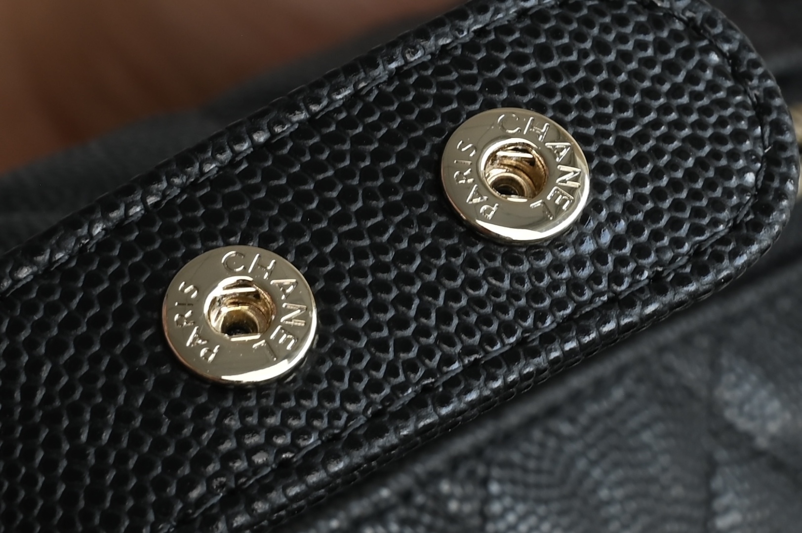 白金版▪️正品级 包装如图全新到货🆕𝗖𝗵𝗮𝗻𝗲𝟭 𝟮𝟱𝐀浮雕大𝑳𝒐𝒈𝒐手提𝗁𝗈𝖻𝗈饭盒包 黑色专柜售价𝟤