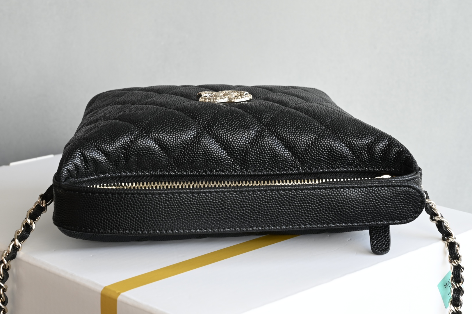 白金版▪️正品级 包装如图全新到货🆕𝗖𝗵𝗮𝗻𝗲𝟭 𝟮𝟱𝐀浮雕大𝑳𝒐𝒈𝒐手提𝗁𝗈𝖻𝗈饭盒包 黑色专柜售价𝟤